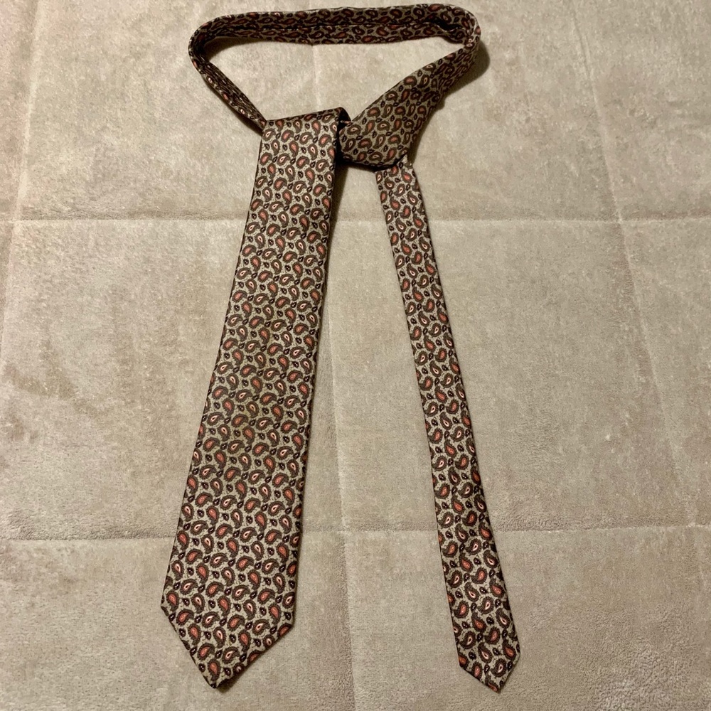 Silk necktie
